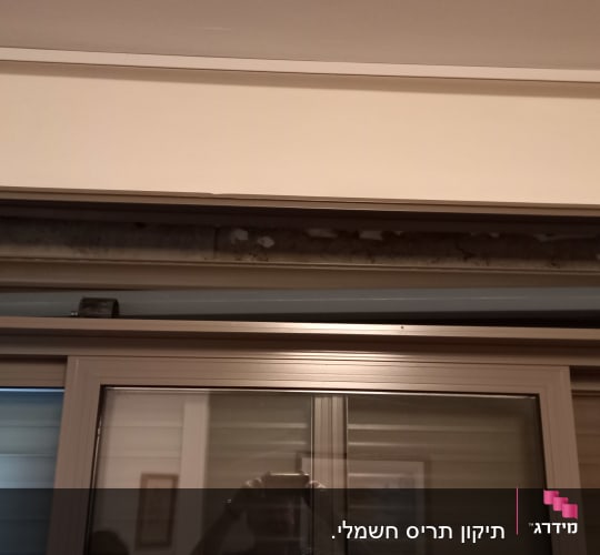 תריס גלילה חשמלי עם מנגנון פתוח